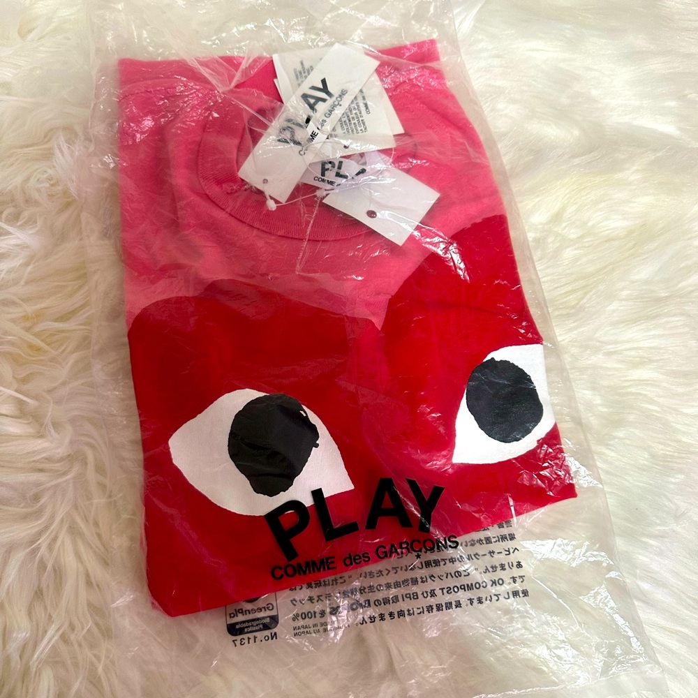 ‼️BRAND NEW‼️ Comme Des Garçons Play
heart print round neck T-shirt AUTHENTIC